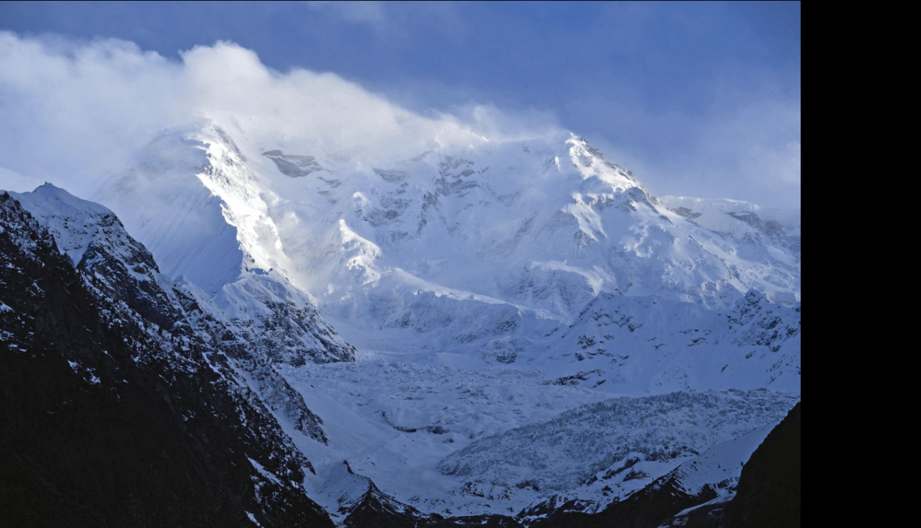 High-altitude Himalayan mountains in Gilgit-Baltistan where Elasna Himalayan Shilajit is sourced at 16,000–18,000+ feet for export-grade quality.